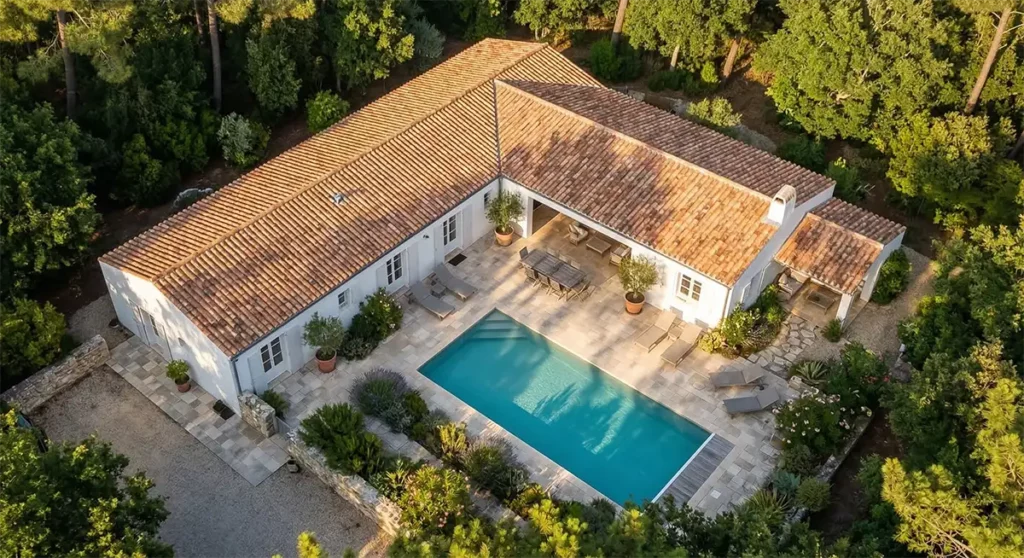 Toiture traité anti-mousse et néttoyé par sfari peinture dans l'île de ré